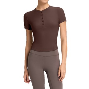 Camiseta Henley de Manga Corta Acanalada para Mujer SUHE TS-007 Athena, Cuello Redondo, Color Sólido, Ropa Deportiva para Yoga y Fitness - Product Image 4
