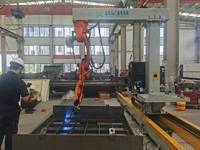 Bras de robot industriel sur rail, machine de soudage à 6 axes avec PLC et boîte de vitesses pour soudage laser/MIG/TIG