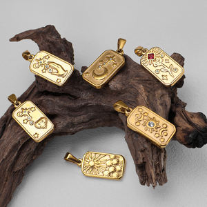2025 colgante de cartas de <span class=keywords><strong>Tarot</strong></span> de circón blanco cuadrado de moda 18K chapado en oro de acero inoxidable Luna estrella collares encantos para mujeres - Product Image 1