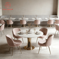 Ensemble de mobilier moderne de luxe pour hôtel, restaurant commercial, tables en marbre, pieds en laiton, sièges en velours rose et gris, banquette, café