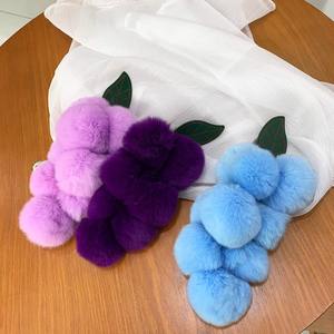 Lindo colgante de llavero de coche de uva peluda de alta calidad llavero de fruta de felpa esponjosa suave monedero encanto llavero bolsa adornos colgantes - Product Image 2