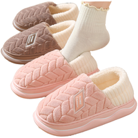 Chaussons personnalisés chauds avec dessin animé imprimé sur la boîte à chaussures, dessus en peluche, semelle extérieure en PVC, semelle intérieure rembourrée antidérapante en laine