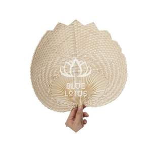 Éventail en feuille de palmier naturel pour la décoration - Product Image 1