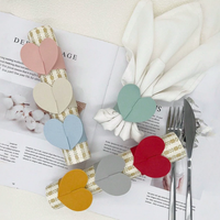 Porte-serviettes en cuir en forme de cœur, boucle à serviettes portable et réutilisable pour la décoration de table de mariage, d'anniversaire ou de fête