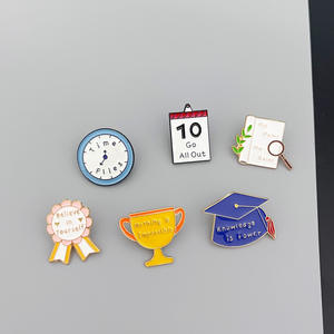 Réveil avec badge de dessin animé, cadeau de motivation pour étudiant, broche en alliage plaqué or avec alphabet anglais pour fête et fiançailles - Product Image 3