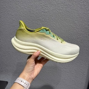 รองเท้าวิ่ง Saucony รุ่น Unisex แบบมีเบาะรองรับแรงกระแทก เหมาะสำหรับการวิ่งระยะไกล น้ำหนักเบา ระบายอากาศได้ดี ผลิตจากผ้าตาข่าย เหมาะสำหรับการฝึกซ้อมและการวิ่งบนถนน - Product Image 3