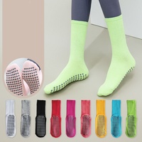 Vente en gros de chaussettes de yoga de couleur unie chaussettes de pilates antidérapantes sans logo chaussettes de sport pour femmes