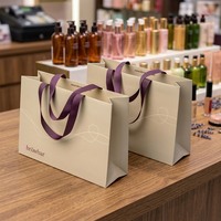 Sacs en papier kraft recyclé pour cosmétiques et vêtements, sacs de shopping personnalisés de luxe verts avec poignées torsadées