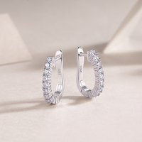 Boucles d'oreilles créoles en argent sterling 925 avec moissanite pour femme, à rangée unique et griffes partagées, style Huggie éternité