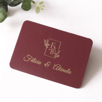 Carte d'invitation de mariage bordeaux élégante et personnalisée, carte d'accès en papier avec texte et motif en feuille d'or, pour invitation de mariage