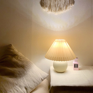 Lámpara de Mesa Minimalista Tulip con Base Redonda, Pantalla Plisada Crema, LED de Luz Diurna, Enchufable, Alto CRI 90, Iluminación para Dormitorio - Product Image 2