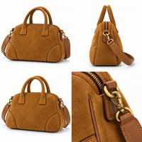 Sac de bowling en daim marron avec logo personnalisé, double poignée supérieure et bandoulière amovible, pochette zippée, fabriqué pour femmes, usage quotidien