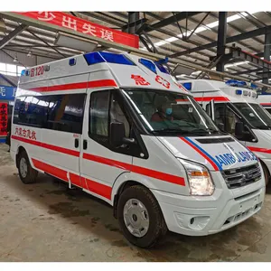 Auto di emergenza del veicolo dell'ambulanza con guida a destra