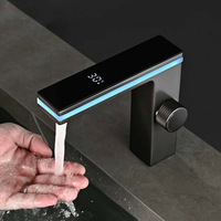 Robinet de lavabo gris anthracite avec affichage numérique LED et lumière d'ambiance, mitigeur monocommande moderne à poser sur le comptoir pour salle de bain