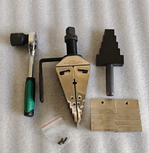 Separador mecánico de bridas tipo cuña FSM‑8, mismo rendimiento que Enerpac, con un espacio mínimo de 6 mm entre la punta y el brida para trabajos de reparación de bridas en el campo. - Product Image 3
