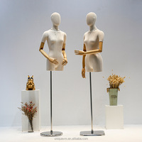 Mannequin femme beige 3/4 corps, enveloppé de bambou, torse réaliste et réglable pour présentation de vêtements de mode