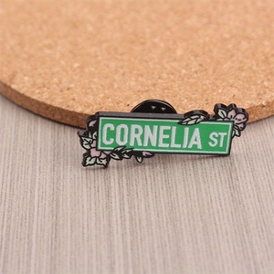 Affascinante spilla smaltata a tema Street perfetta da indossare quotidianamente da individui alla moda e pieni di voglia di viaggiare. - Product Image 3