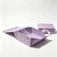 Boîte rigide pliable mat lilas avec motif européen gaufré, logo estampé à chaud, fermeture à ruban, boîte cadeau
