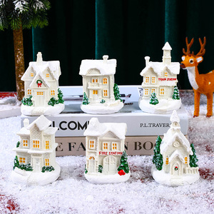 Miniature de maison en résine, paysage de Noël, décor lumineux blanc, ornement d'intérieur, ensemble cadeau, finition mate de 2,9 pouces - Product Image 1
