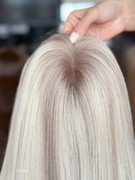2026 SHY Topper capillaire en cheveux naturels, base mono, couleur personnalisée, entièrement noué à la main, couleur blond cendré, OEM ODM