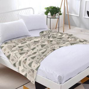 Couverture en flanelle de luxe douce et moelleuse en polyester avec motif de sapins et de lettres Joyeux Noël pour lit - Product Image 2