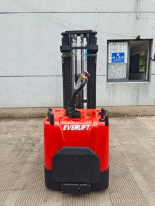Fournisseur chinois Chariot élévateur à contrepoids de 2 tonnes Conception compacte Compatible avec toutes les palettes Stockage en supermarché Garantie d'un an - Product Image 4