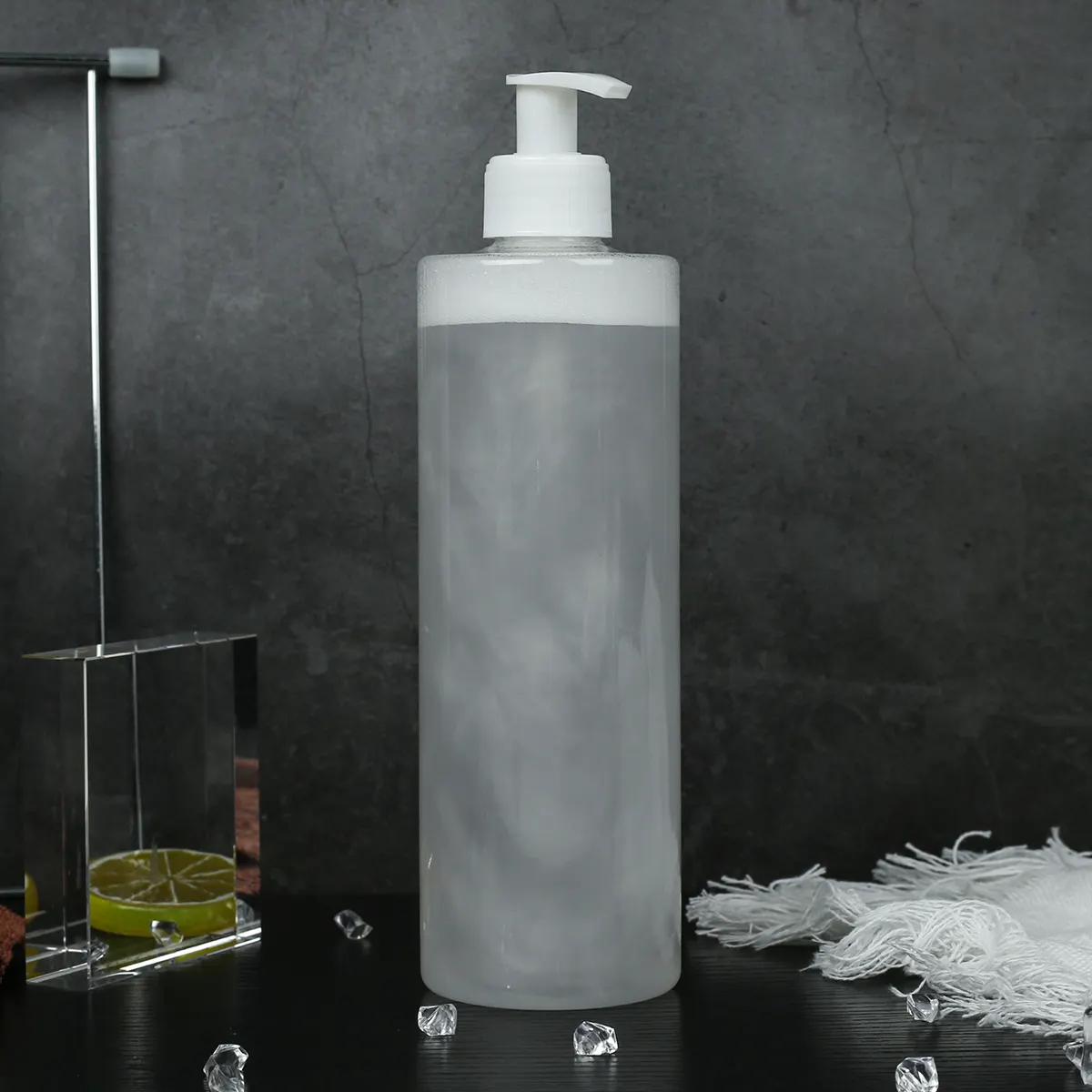 लक्जरी दौर पीईटी प्लास्टिक 500ml 550ml Refillable शॉवर जेल शैम्पू शरीर लोशन प्लास्टिक की बोतल के साथ पंप