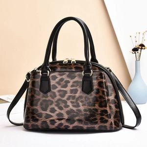 Bolso Boston con Estampado de Leopardo para Mujer, Piel Sintética, Cierre de Cremallera, Correa Extraíble, Estilo Clásico, Bolso de Mano para Uso Diario - Product Image 1