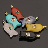 Pendentif Charme Plaqué Or 18K pour Femme, Orné de Pierres Précieuses Naturelles, Zircon, Obsidienne Noire, Jade Jaune, Cristal Blanc, Motif Poisson, Idéal Cadeau de Fête