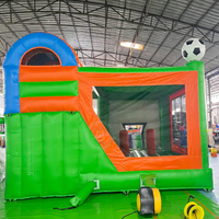 Château gonflable commercial à thème football pour enfants avec toboggan