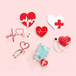 Badge créatif accessoires personnalisé dessin animé stéthoscope <span class=keywords><strong>broche</strong></span> coeur croix rouge forme peinture alliage accessoire <span class=keywords><strong>broche</strong></span> - Product Image 3