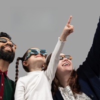 Lunettes d'éclipse solaire pliables en papier, certifiées ISO, écologiques, avec logo personnalisé, pour événements et promotions en plein air