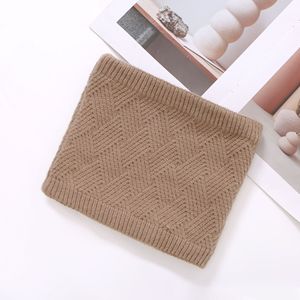 Ensemble bonnet, écharpe et gants en laine d'alpaga blanc cassé pour femme, avec pompon, chaud et idéal pour le froid. - Product Image 4