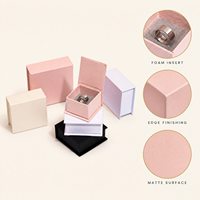 Scatola Portatile Magnetica Beige per Gioielli, Contenitore Semplice in Cartone per Anelli e Bracciali, Confezione a Forma di Libro