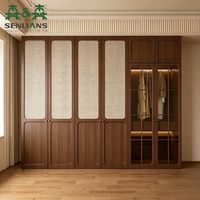 Armoire en rotin rétro SLS avec incrustations, placard intégré sur mesure avec panneaux arqués, portes en verre et éclairage LED intégré