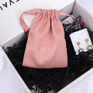 ถุงกำมะหยี่สีเบจขนาดเล็กแบบมีเชือกผูกสำหรับใส่ของขวัญ เช่น ต่างหู สร้อยคอ กำไลข้อมือ  พร้อมบริการปั๊มร้อนลายลงบนผ้ากำมะหยี่ - Product Image 6