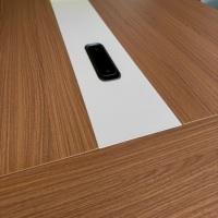 Mesa de Conferencia Moderna con Tomas de Corriente Integradas, Base Color Crema y Sillas de Cuero para un Conjunto Completo de Sala de Reuniones