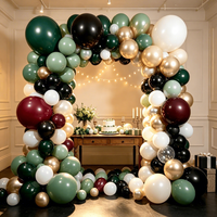Guirlande d'arche de ballons personnalisée vert sauge et or pour fête d'anniversaire, par Balloon Factory, incluant des ballons de 5 à 36 pouces.