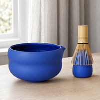 Ensemble de bols à matcha en céramique bleu Klein mat personnalisé avec bec verseur, Chawan japonais OEM avec bec verseur et support assorti pour fouet à matcha