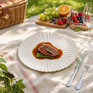 Assiettes élégantes <span class=keywords><strong>en</strong></span> porcelaine <span class=keywords><strong>blanche</strong></span> <span class=keywords><strong>en</strong></span> <span class=keywords><strong>forme</strong></span> <span class=keywords><strong>de</strong></span> <span class=keywords><strong>fleur</strong></span>, vaisselle <span class=keywords><strong>en</strong></span> céramique gaufrée avec plis, idéales pour les dîners haut <span class=keywords><strong>de</strong></span> gamme, les mariages - Product Image 5