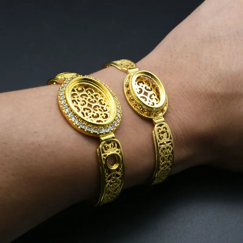 Indien billiger Schmuck ethnischer Stil ausgehöhlt Muster 24k Goldbeschichtung halbbearbeitet eingebrachter Stein-Armband offene Armbänder für Damen