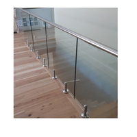 Base de fixation au sol pour garde-corps en verre à profil bas, hauteur 30 mm, avec quincaillerie minimale visible pour garde-corps en panneaux de verre