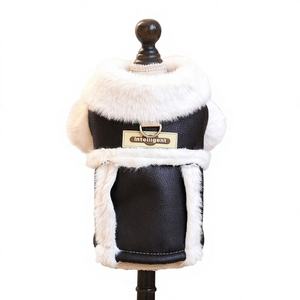 เสื้อผ้าสุนัขสุดหรู เสื้อโค้ทหนังเทียมสำหรับสุนัข แต่งขอบขนเทียม เสื้อแจ็คเก็ตสำหรับสัตว์เลี้ยงฤดูหนาวที่ให้ความอบอุ่น พร้อมห่วงรัดสายรัดอก สำหรับสุนัขพันธุ์เล็ก - Product Image 1
