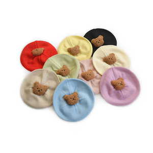 Bonnet personnalisé en tricot doux avec décoration ours en peluche, couleur unie, mignon, tendance, chaud et extensible pour enfants, style bonnet ajusté - Product Image 1