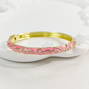 Pulsera de dijes apilables vintage para mujer, estilo Palacio, chapada en oro, de latón, con pétalos de esmalte líquido de color fresco y dulce - Product Image 3