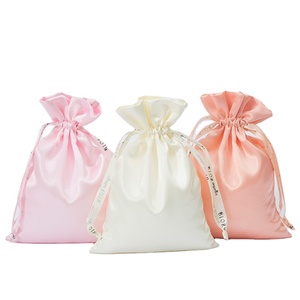 Sac en satin à cordon personnalisé coloré avec logo pour extensions de cheveux, mèches et perruques - Product Image 1