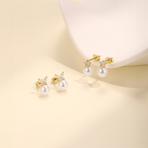 Élégantes boucles d'oreilles clous en argent 925 avec zircon et perle, motif papillon, plaqué rhodium, bijoux tendance pour anniversaires - Product Image 1
