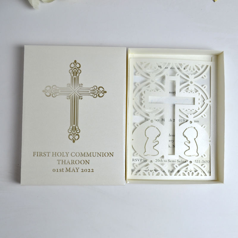 Boîte d'invitation beige + carte beige découpée au laser