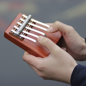 Fábrica China al por mayor niños música iluminación 5 teclas barato Acacia madera pulgar <span class=keywords><strong>piano</strong></span> <span class=keywords><strong>Mini</strong></span> Kalimba - Product Image 2
