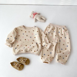 Conjunto de Moletom Infantil de Waffle com Corações para Primavera e Outono, Roupa de Duas Peças Solta com Punhos e Pequenos Corações Coloridos para Bebês - Product Image 1